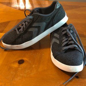 Converse tennis shoes